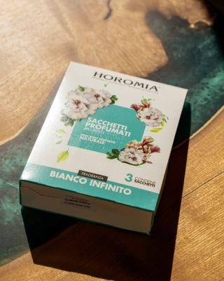 🤍 Voňavé vrecúško Bianco Infinito – sviežosť vždy po ruke Jemná, čistá vôňa s tónmi bieleho pižma sa hodí všade tam, kde...