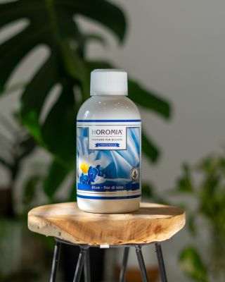 💙 BLUE – vôňa, ktorá dýcha čistotou Svieže tóny bergamotu a jemného pižma vytvárajú pocit dokonale upratanej domácnosti a...